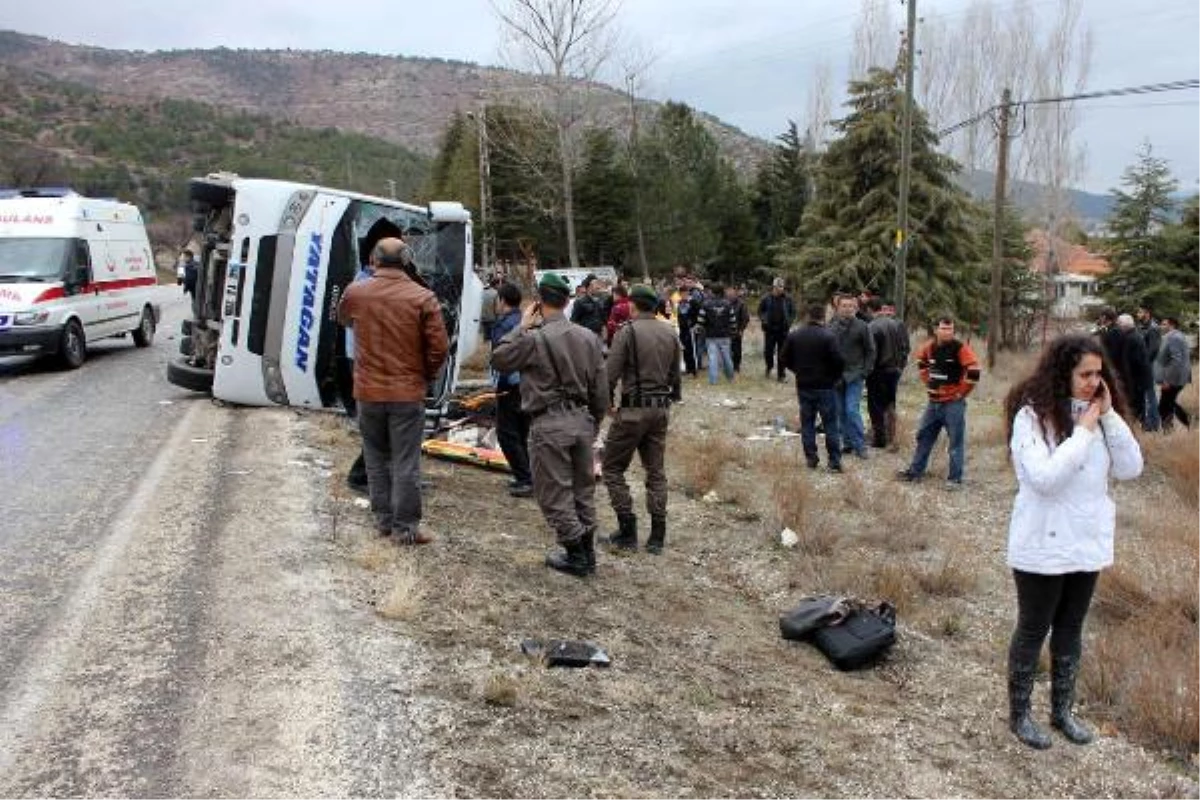 Yeşilova\'da Yolcu Midibüsü Devrildi: 3 Ölü, 20 Yaralı (2)