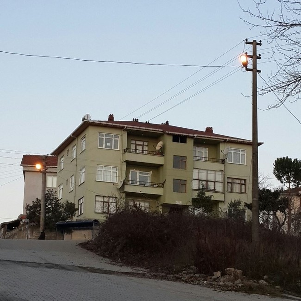 Akçakoca\'da Gündüz Yanan Elektrik Direklerindeki Lamlabalara Vatandaş Tepkili