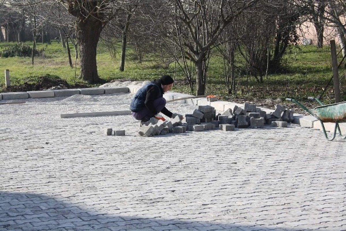 Arifiye\'de Parke ve Tretuvar Çalışmaları Tüm Hızıyla Sürüyor