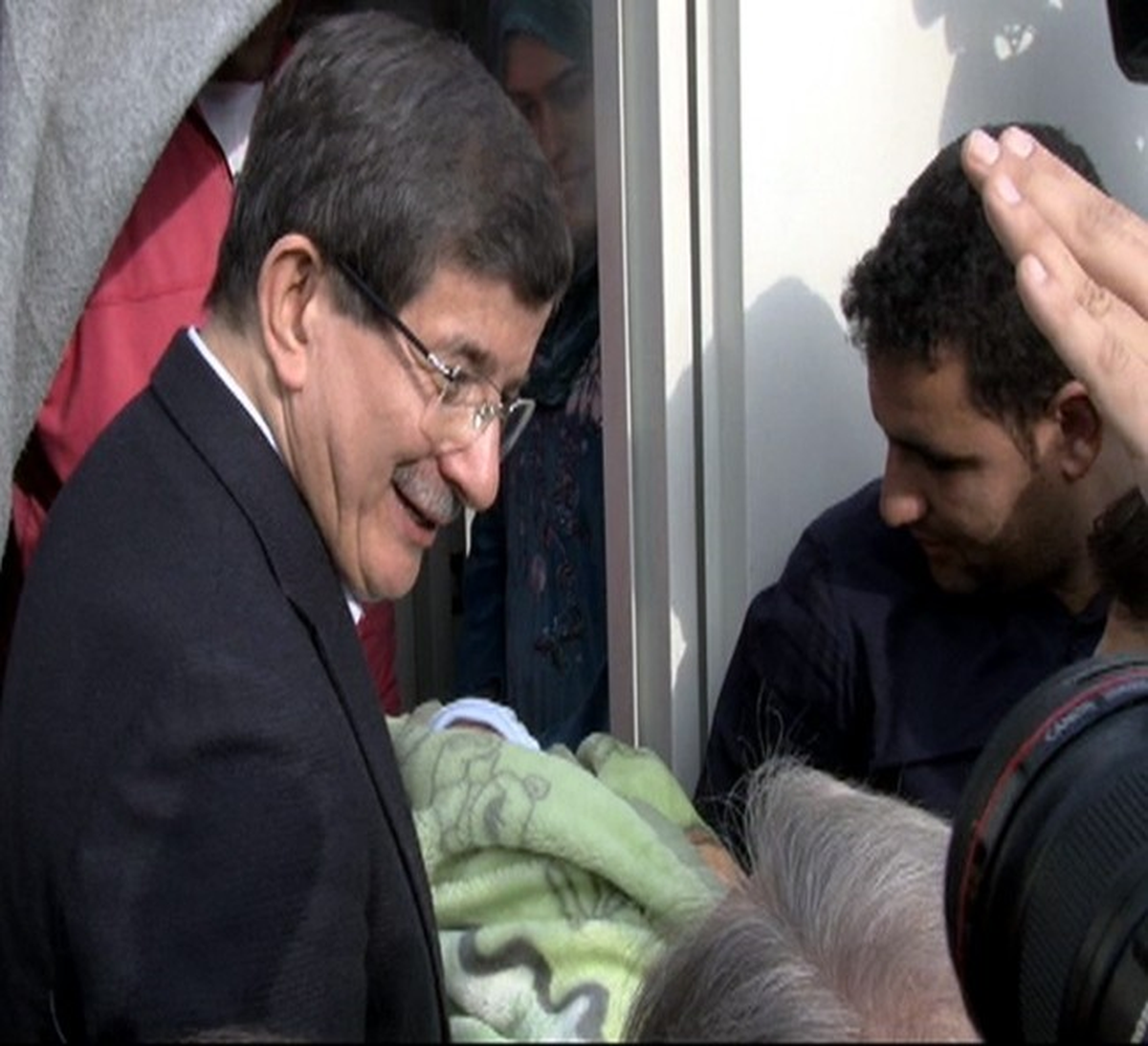 Bakan Davutoğlu\'ndan Yeni Doğan Bebeğe Dua
