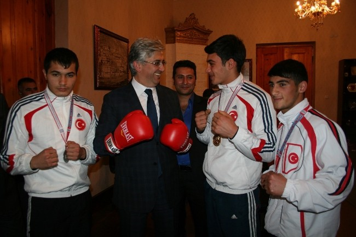 Başarılı Sporcular Altınla Ödüllendirildi