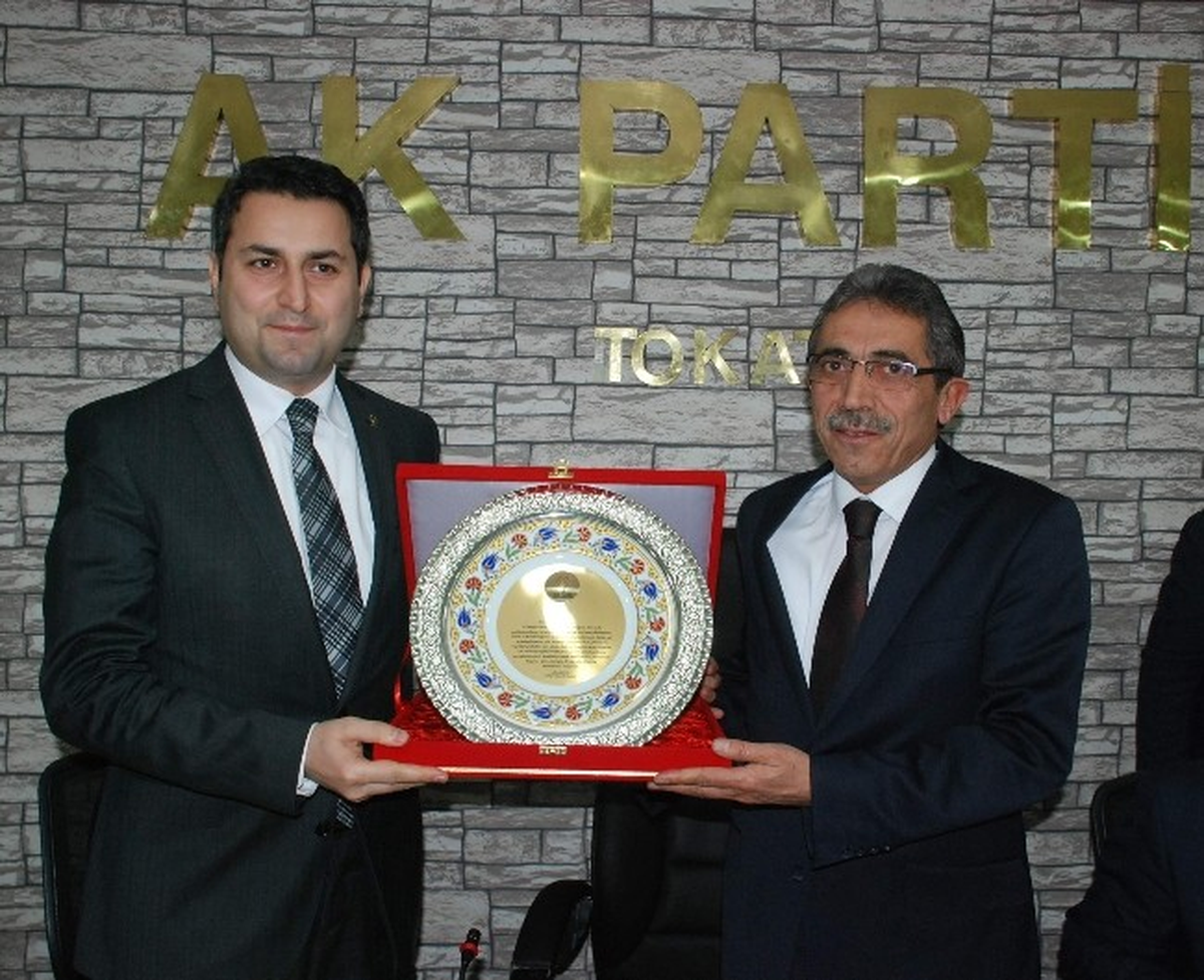 Başkan Çelik\'den Eroğlu\'na Plaket