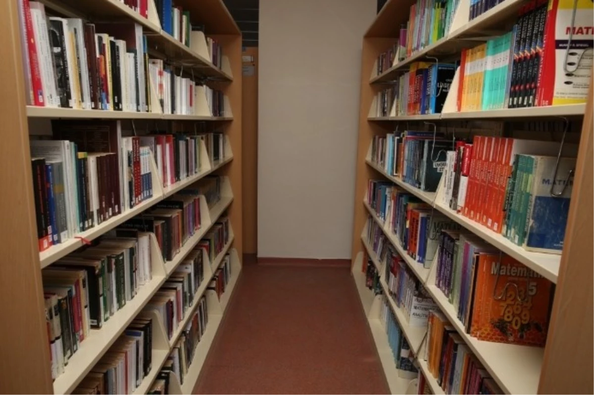 Bayburt Üniversitesi Merkez Kütüphanesine Akademisyenlerden Kitap Bağışı