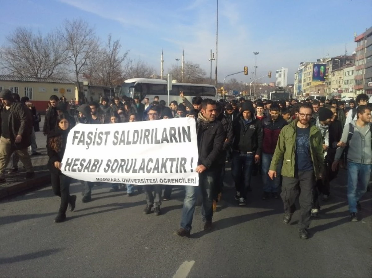 Bıçaklanan Öğrencinin Arkadaşları Kadıköy\'de Eylem Yaptı