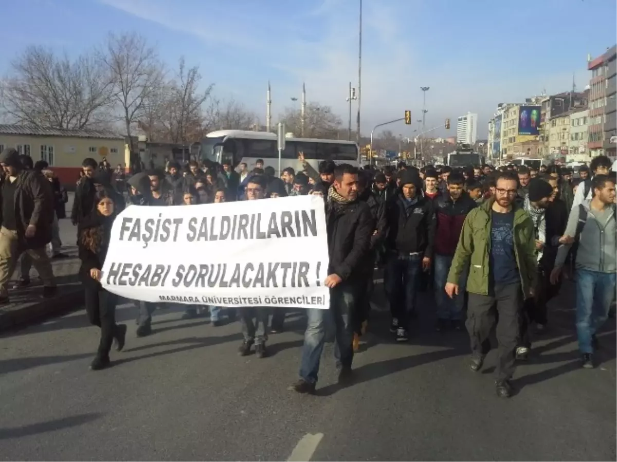 Bıçaklanan Öğrencinin Arkadaşları Kadıköy\'de Eylem Yaptı