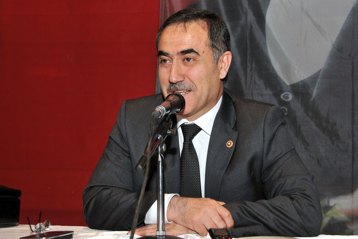 Fevai Arslan\'ın Başbakanı Övgüsüne Özkeş\'ten Eleştiri