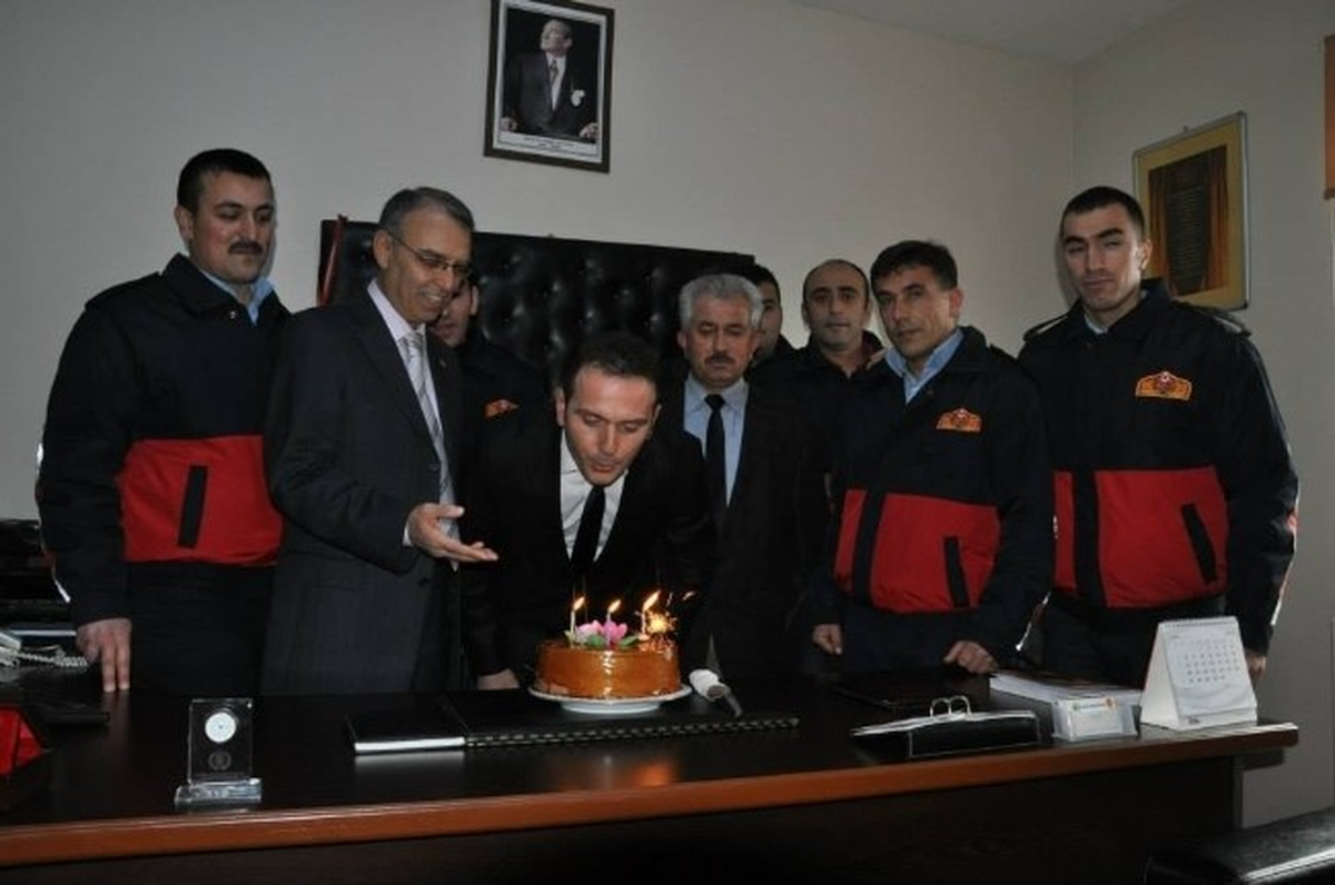 Çimenoğlu\'ndan İtfaiye Müdürü Taşkın\'a Doğum Günü Sürprizi