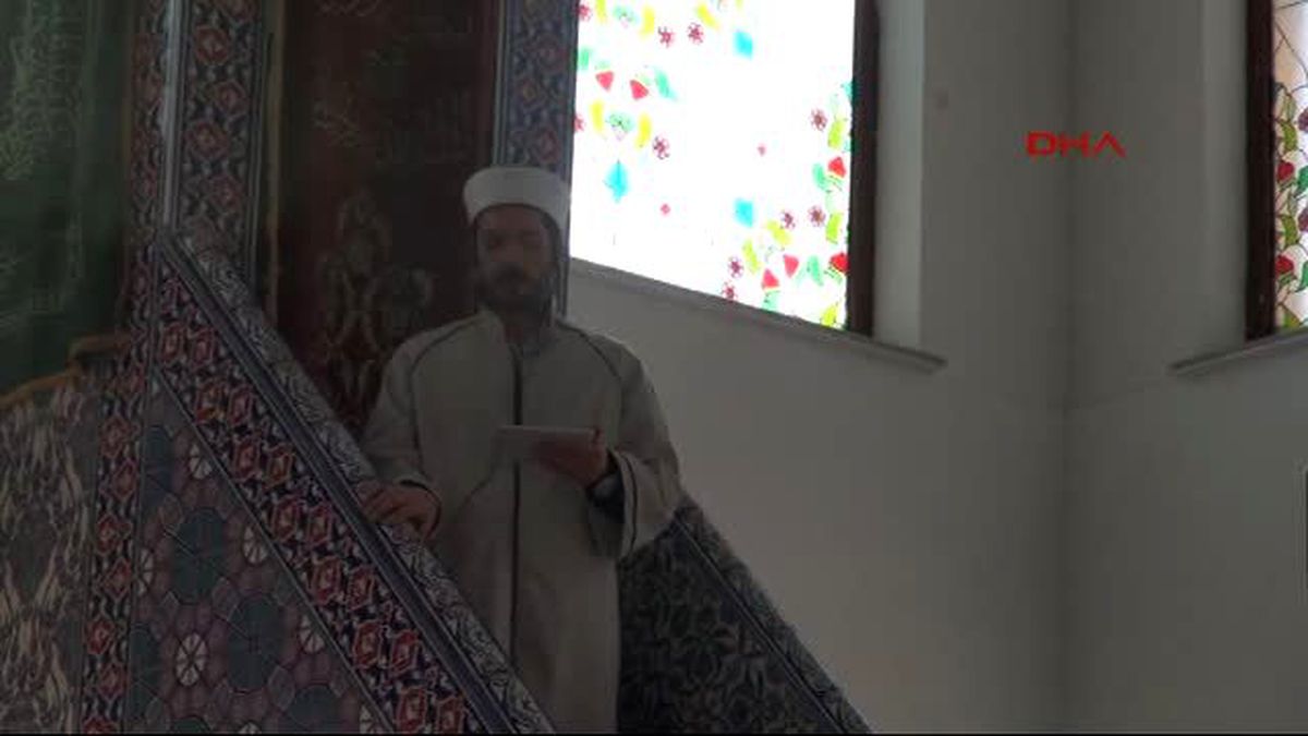 Sivas\'ta İmam Cuma Hutbesini Tabletten Okuyor