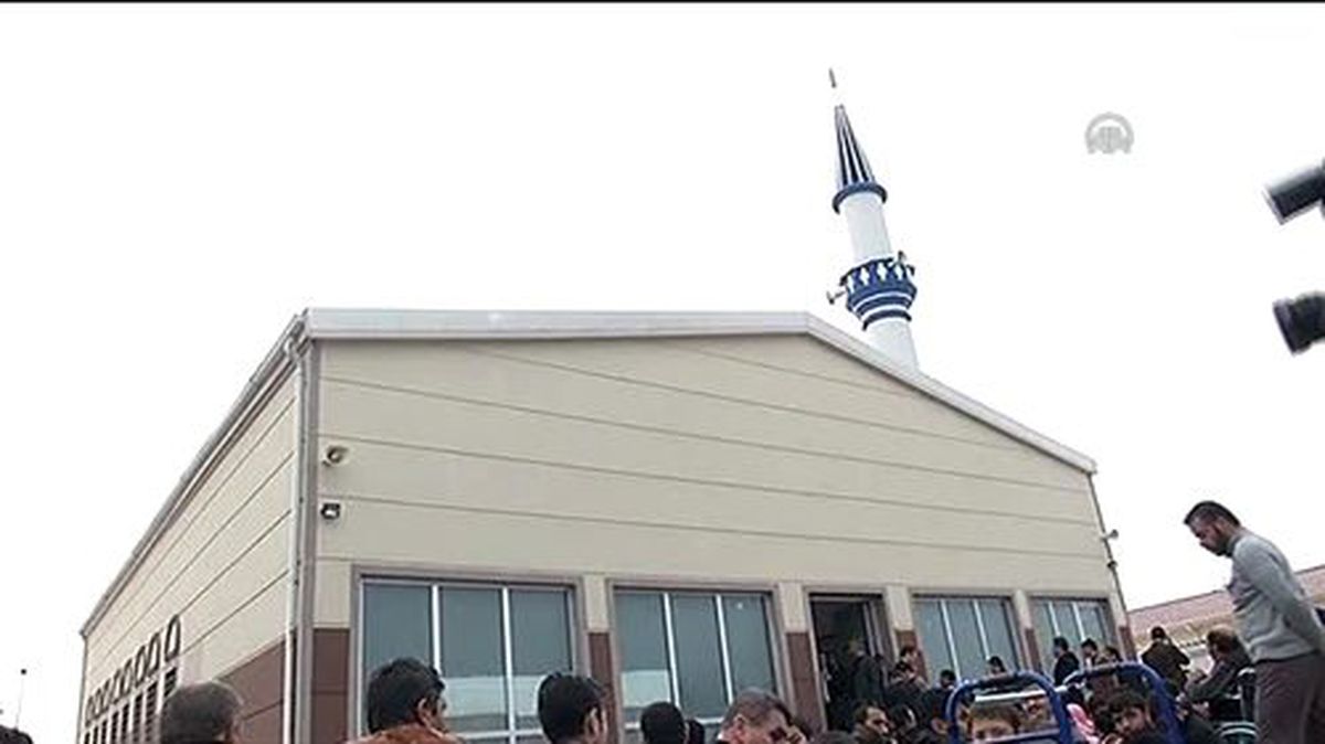 Davutoğlu ve Guterres, Suriyelilerle beraber cuma namazı kıldı -