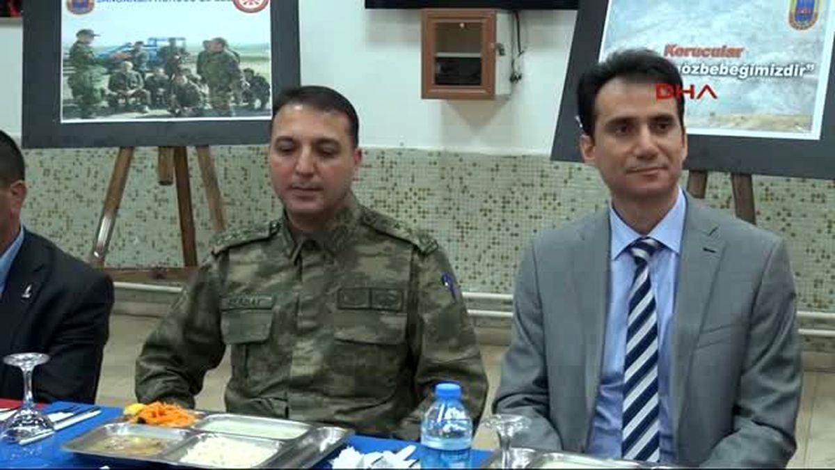 Diyarbakır\'da Askerler ve Korucuları Yemekte Buluştu