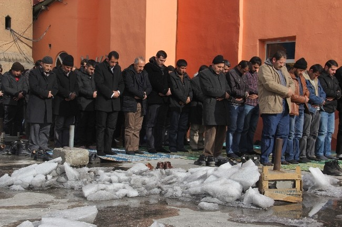 Hakkari\'de Dondurucu Soğukta Cuma Namazı