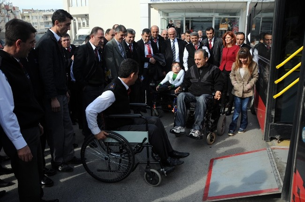 Engelliler Kırmızı Otobüslerden Memnun