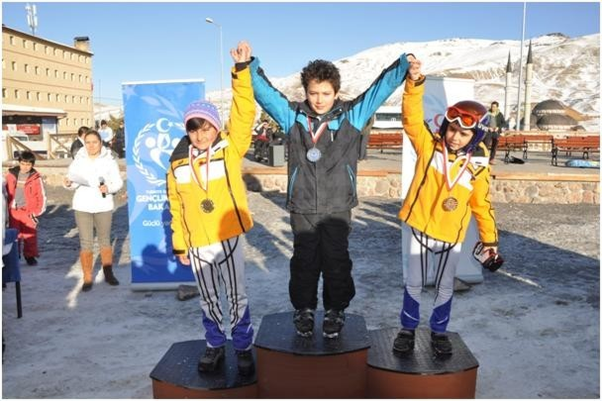 Erciyes\'te Kayak Yapan Sporcular Dereceye Girmek İçin Kıyasıya Yarıştı