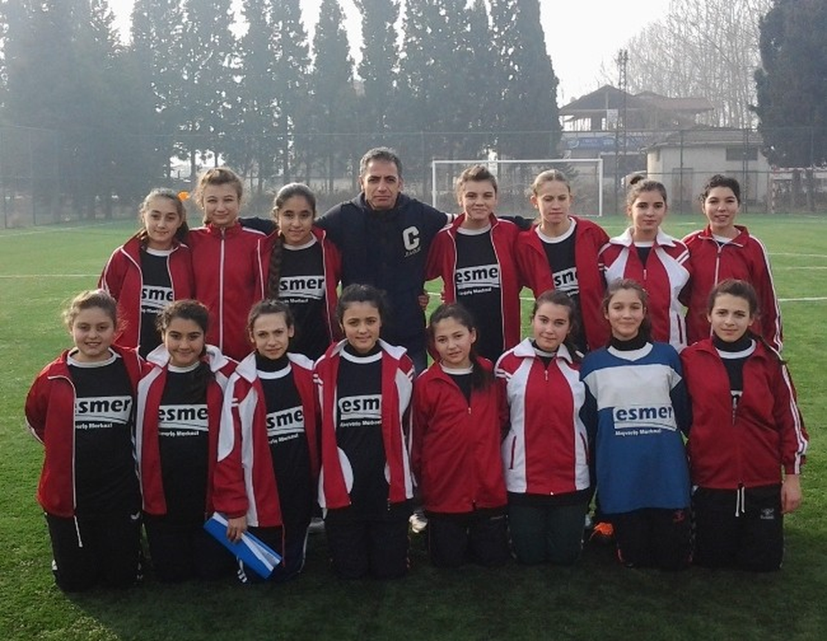 Futbol\'un Kraliçeleri, Cengiz Topel\'in Kız Futbol Takımı Oldu