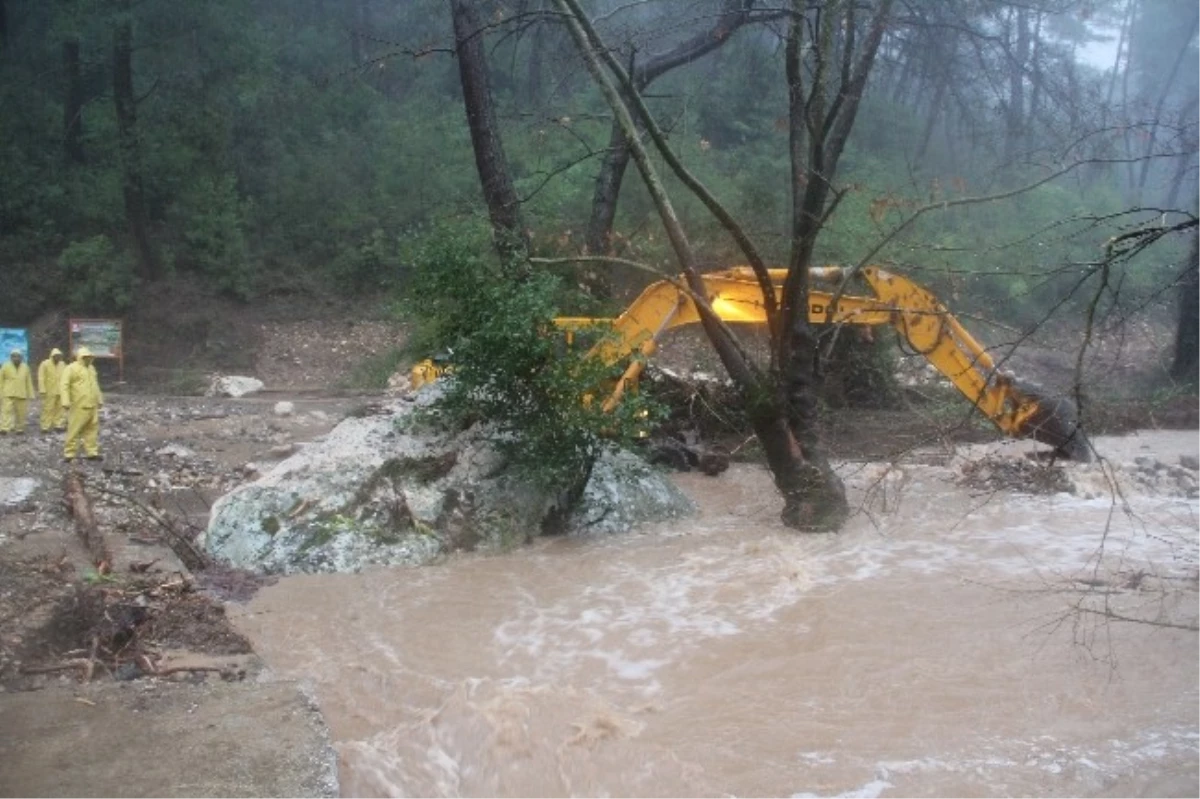 GATAB Ekipleri, Yağmurda Tıkanan Büzleri Açtı