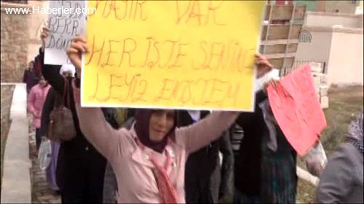 Siirtli Kadınlar Türbe Başında Başbakan Erdoğan\'a Dua Etti