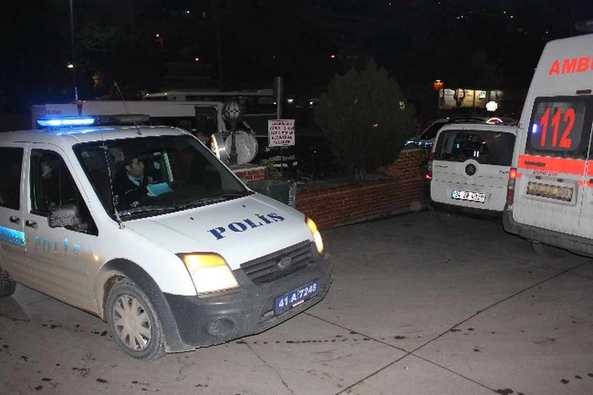 Kocaeli Üniversitesi\'nde Öğrenciler Birbirine Girdi: 2 Yaralı