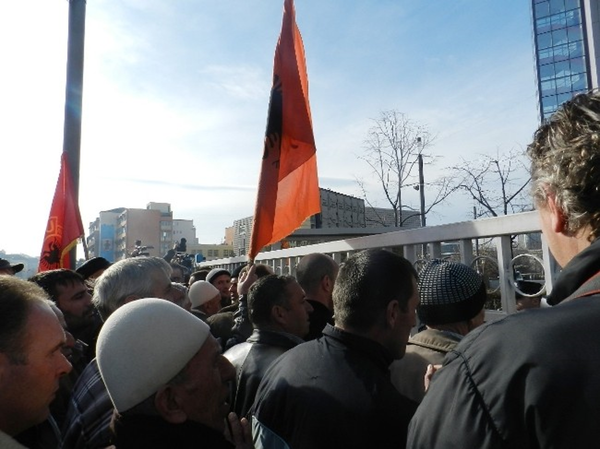 Kosova\'da Gaziler ile Polis Arasında Arbede Yaşandı