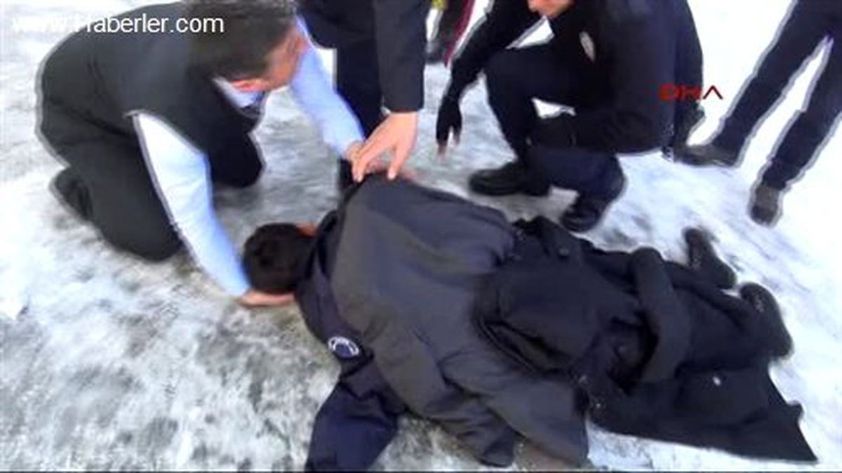Liseli Öğrenci Tenefüste Buzda Düşerek Yaralandı