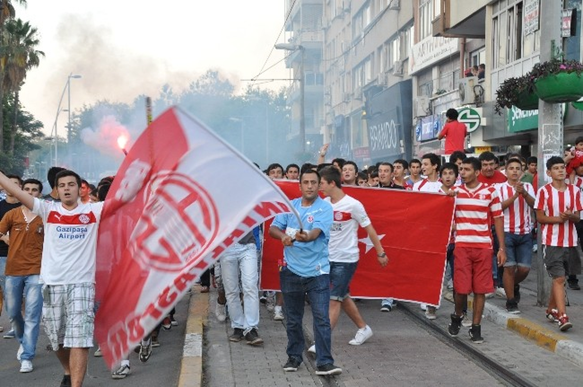 Medicalpark Antalyaspor Taraftarlarından Yürüyüş