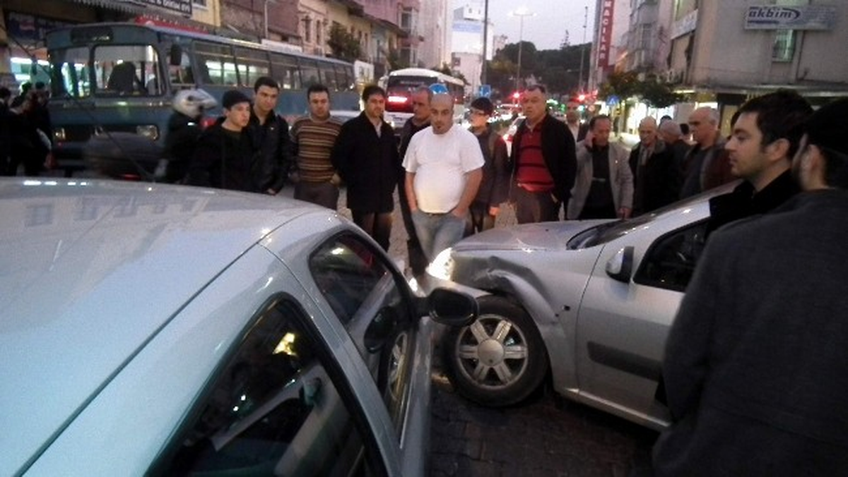 Aydın\'da Mesai Çıkışı Yaşanan Kaza Trafiği Kilitledi