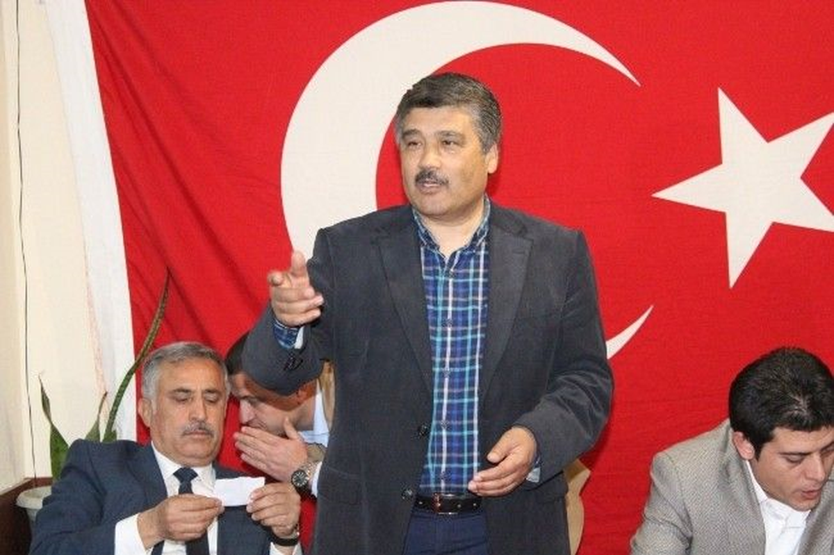 MHP Adayı Çelik Vatandaşa Karanfil Dağıttı