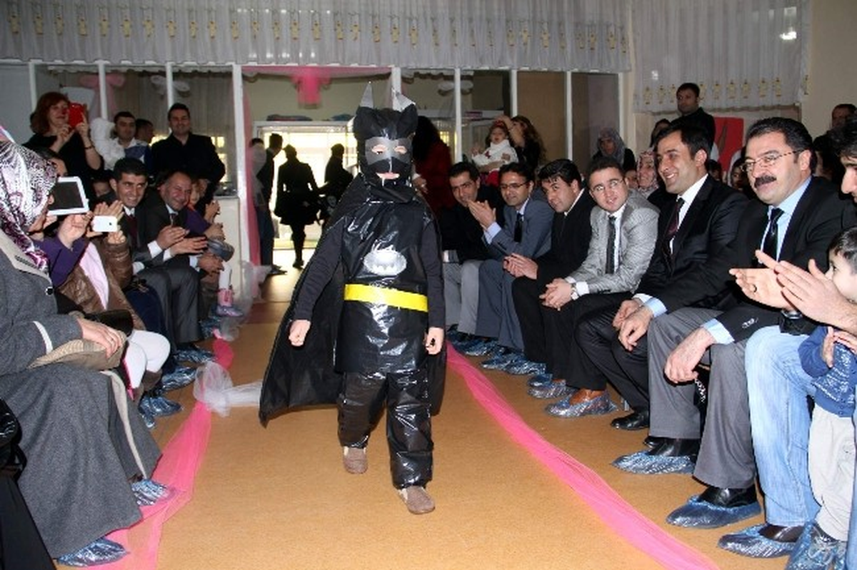 Minik Öğrenciler Çöpten Sergi Yaptılar