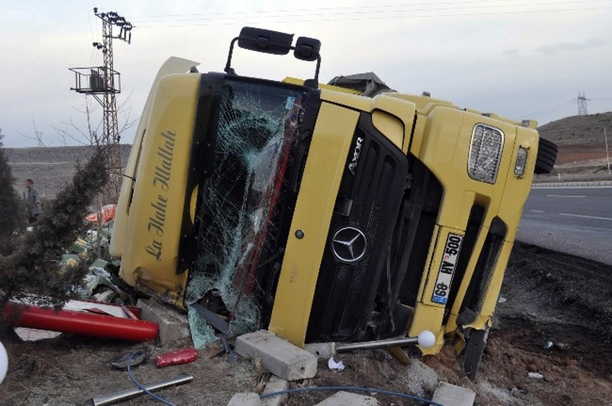Özel Haber) Kontrolden Çıkıp Devrilen Tır Kamerada