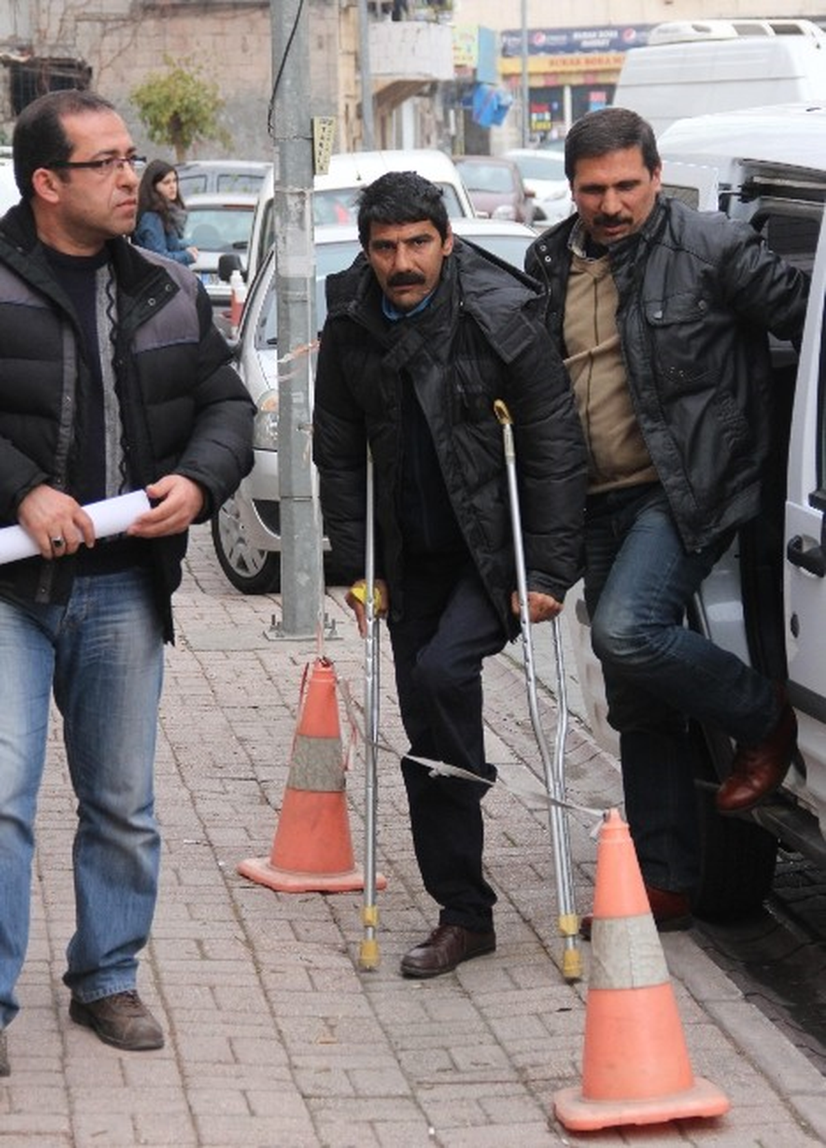 Sigara İçmekten Bacağı Kesildi, Uyuşturucudan Yakalandı Polis Kucağında Taşıdı
