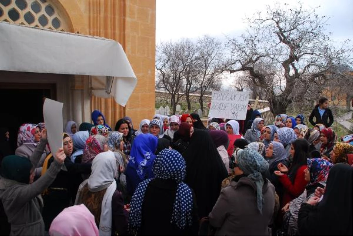 Siirtli Kadınlar Türbe Başında Başbakan Erdoğan\'a Dua Etti