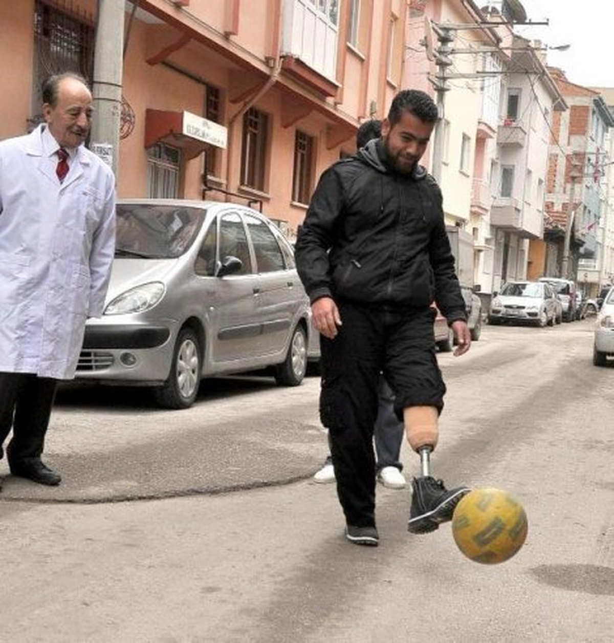 Suriyeli Gence Protez Bacak