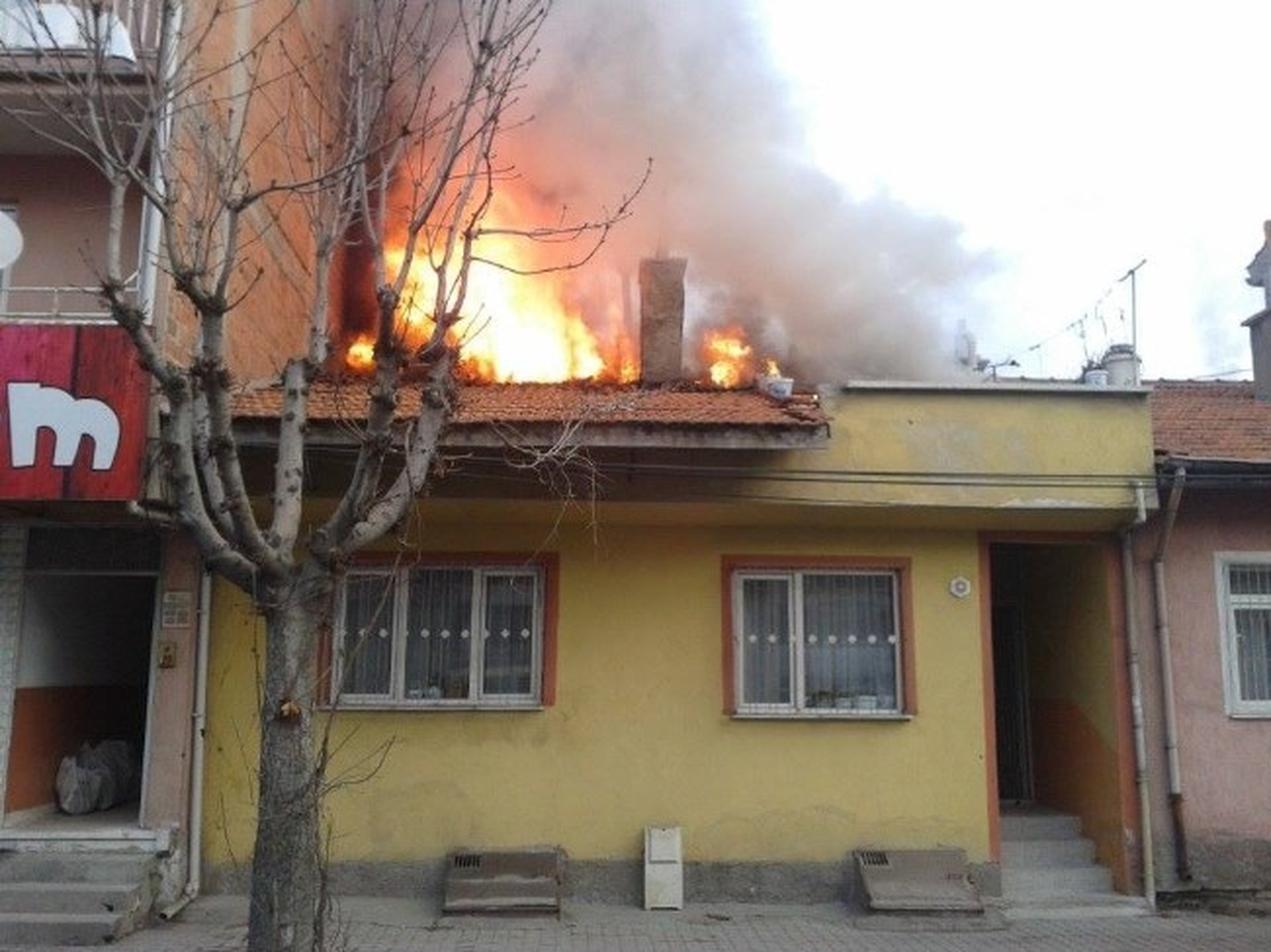 Tek Katlı Evin Çatısı Alev Alev Yandı