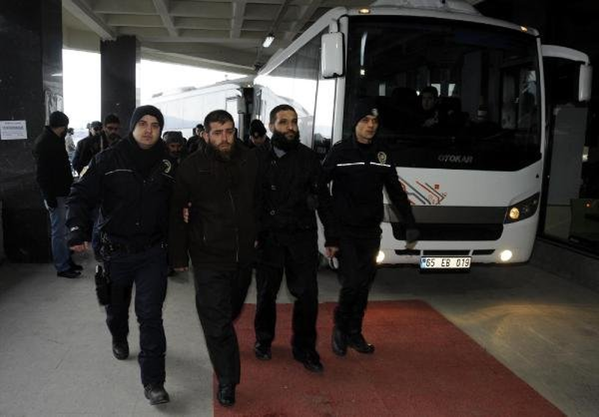 Van\'da El Kaide Operasyonunda Gözaltında Alınanlar Adliye Sevk Edildi (3)