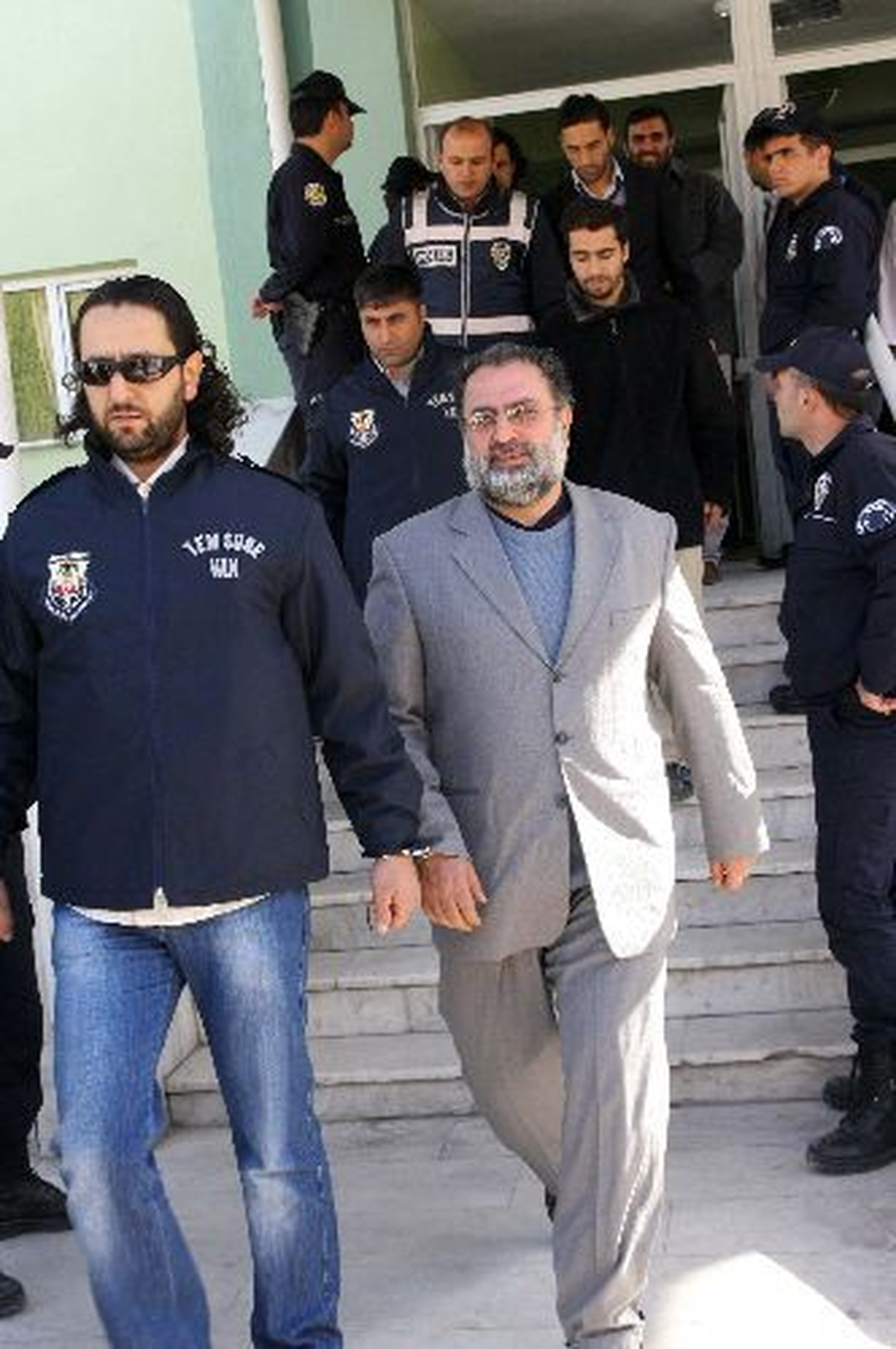 Van\'daki El Kaide Operasyonunda Dün Adliyeye Sevk Edilen 13 Kişiden 4\'ü Tutuklandı