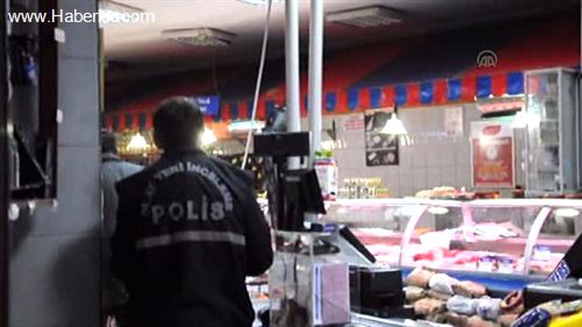 Yakalanmamak İçin Polislere Et, Yumurta ve Satır Attı
