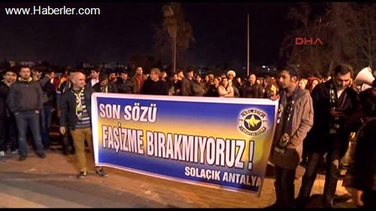 Allah Onların Server\'larına Virüsler Salsın Pankartlı \'İnternetime Dokunma\' Eylemi