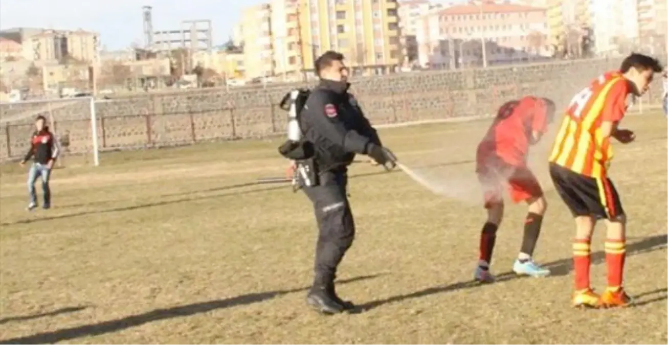 Amatör Maçta Polis, Sahaya Girip Biber Gazı Sıktı