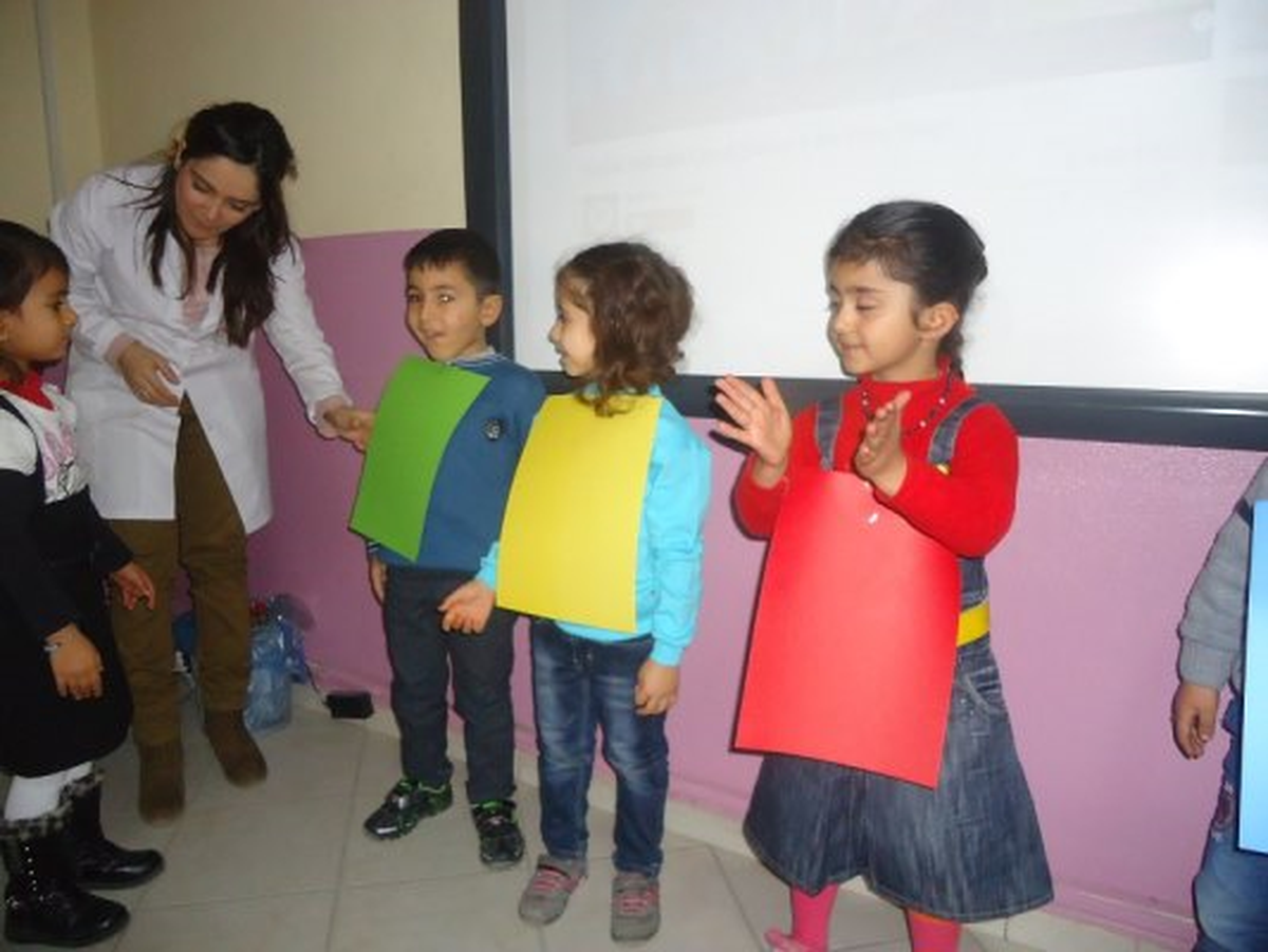 Anne de Çocuğuyla Ders Alıyor