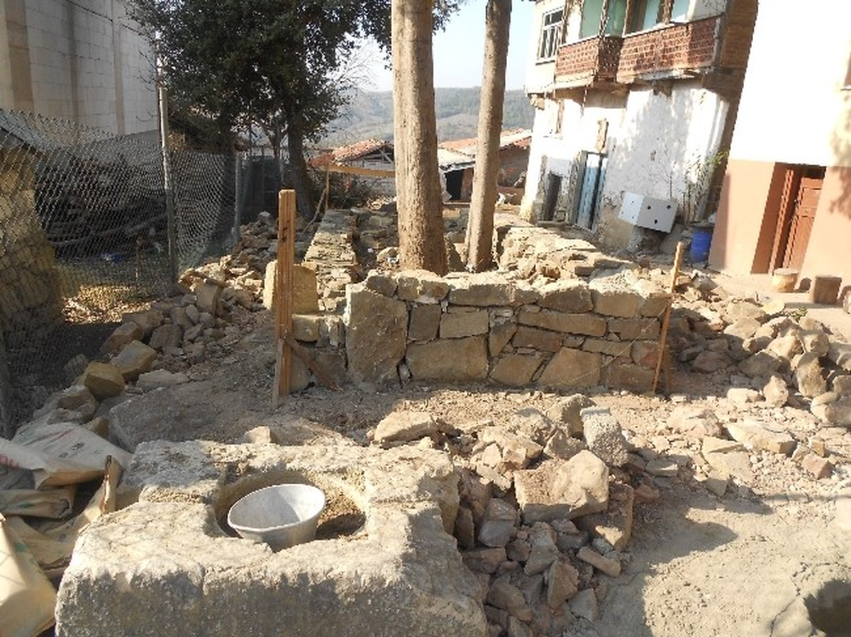 Arızlı\'da Türbe Onarım Çalışması Yapılıyor
