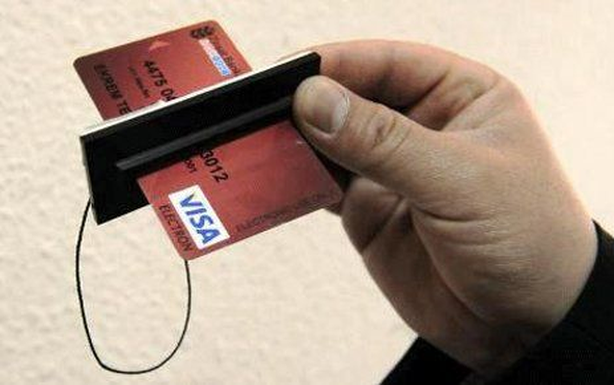 Atm\'ye Yerleştirilen Kart Kopyalama Cihazı Bulundu