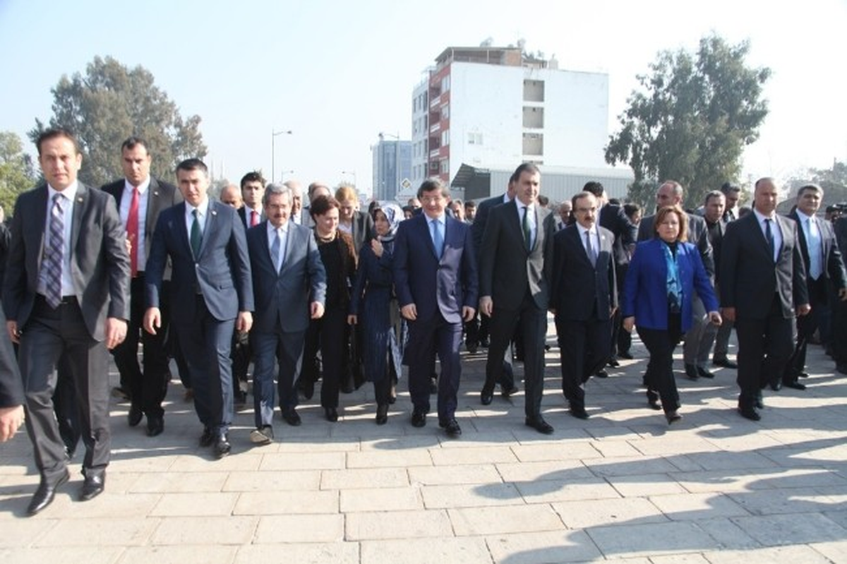 Bakanlar Davutoğlu ve Çelik ile Büyükelçiler, Taşköprü\'de Hatıra Fotoğrafı Çektirdi