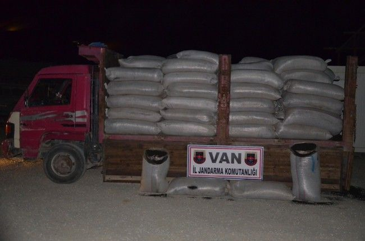 Başkale\'de 3 Ton Kaçak Çay Ele Geçirildi
