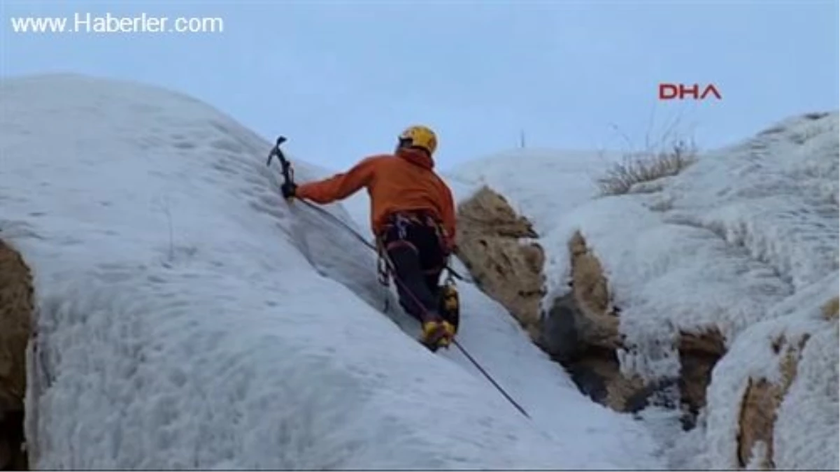Dağcılar Buz Tutan Şelaleye Tırmandı