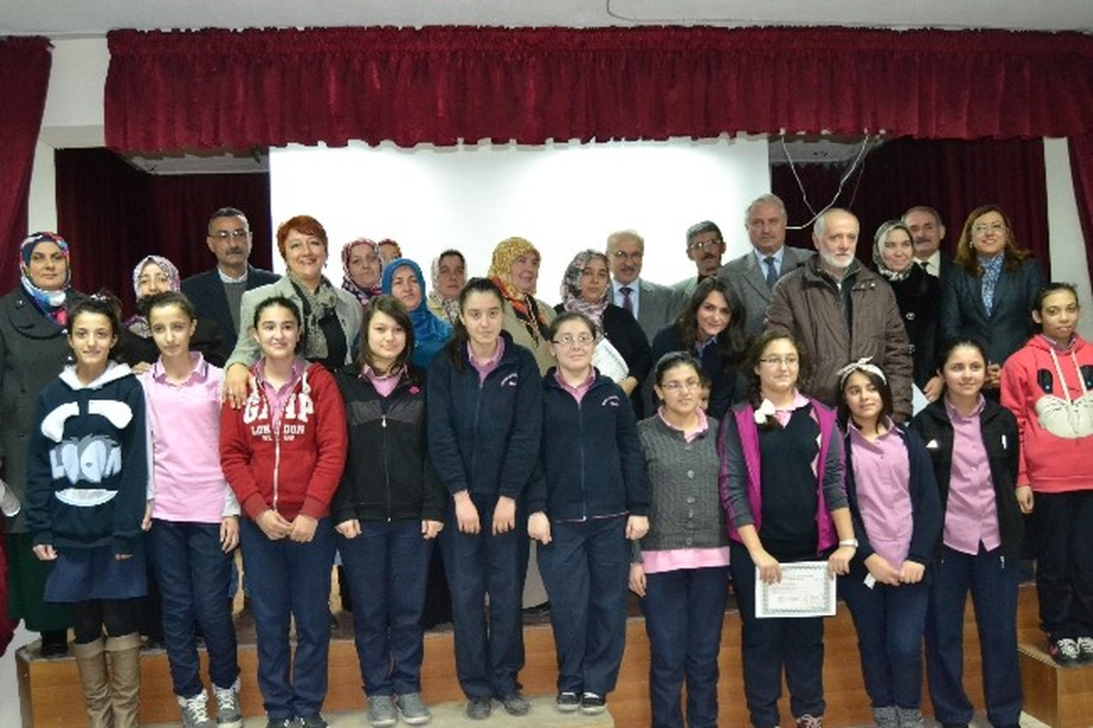 Düzce Merkez Kız Meslek Velileri Sertifikalarını Aldılar