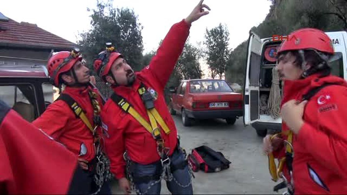 Fethiye\'de Kayalıklardaki Keçiyi Akut Kurtardı