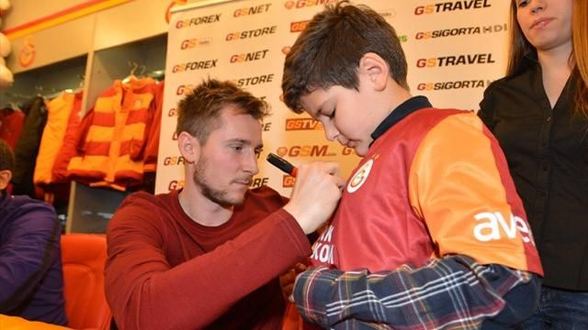 Galatasaray\'ın Transferi İzet Hajrovic, Taraftarla Buluştu