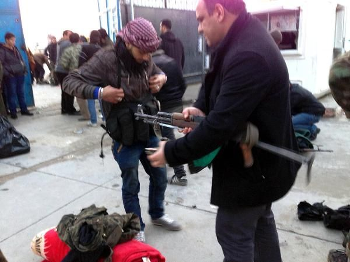 ÖSO\'nun 50 Militanı Silahlarıyla Türkiye\'ye Sığındı