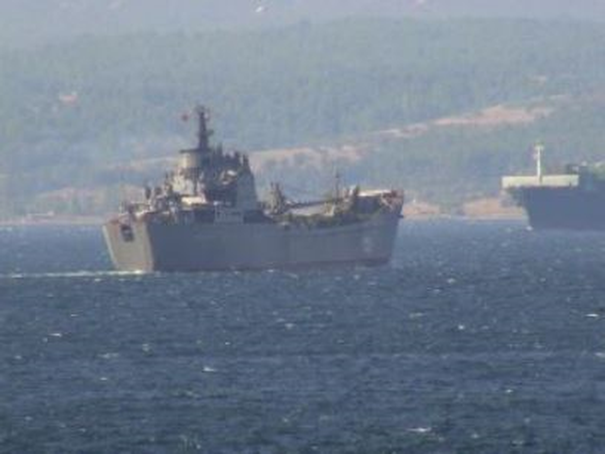Rus Donanması\'na Ait İki Gemi Çanakkale Boğazı\'ndan Geçti