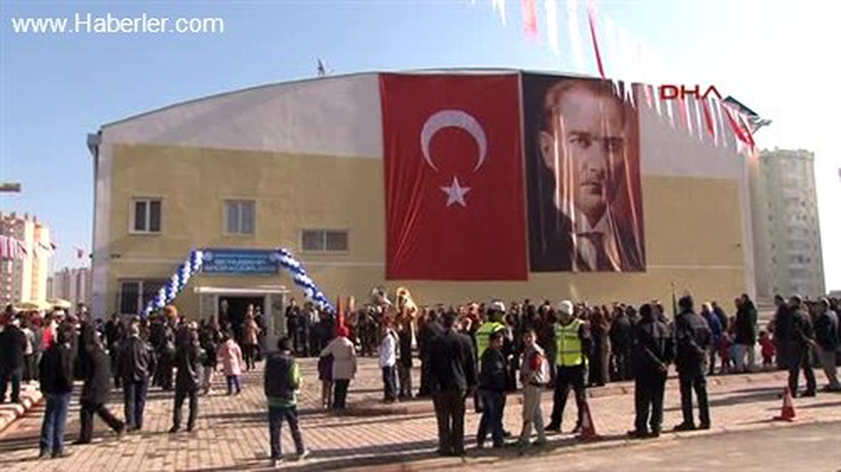 Spor Tesisi Açılışında Topu Kapma İzdihamı