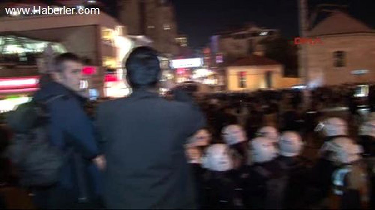 Taksim\'de İnternetime Dokunma Eylemine Polis Müdahalesi